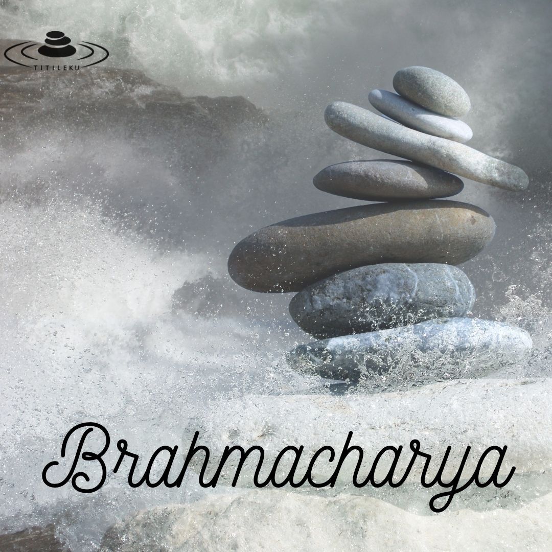Fotografía de unas piedras en equilibrio siendo golpeadas por las olas cuyo texto dice "Brahmacharya. Titileku"