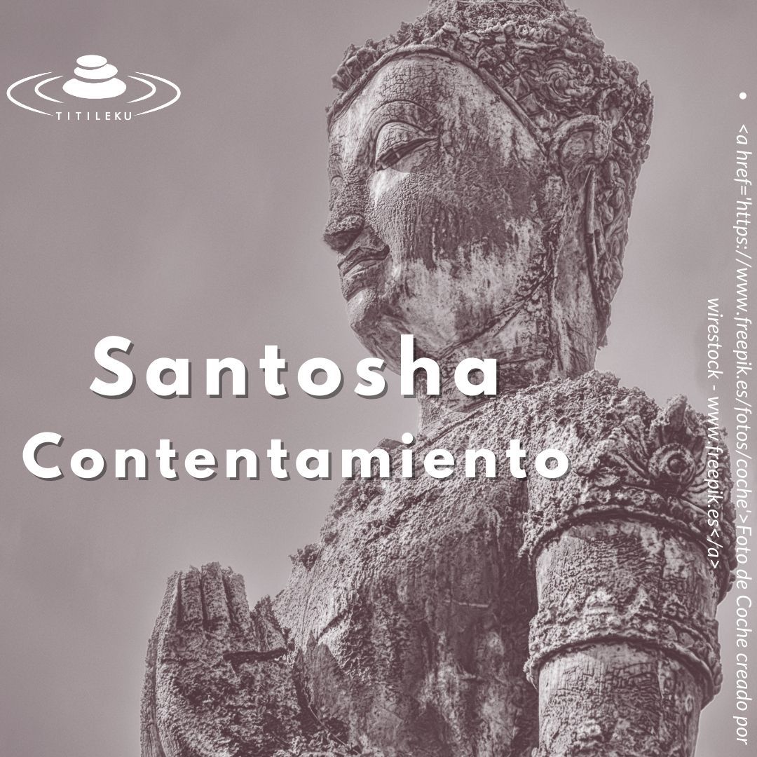 Fotografía de una estatua meditando cuyo texto dice "Santosha. Contentamiento. Titileku"