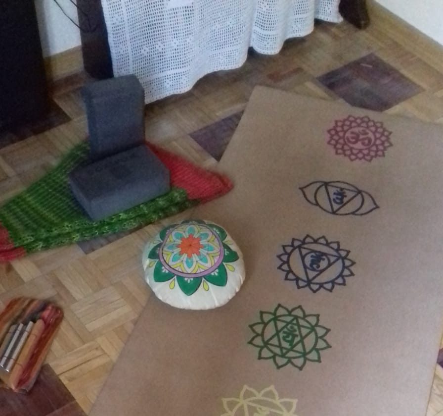 Esterilla de Yoga con un cojín en el estudio de Titileku