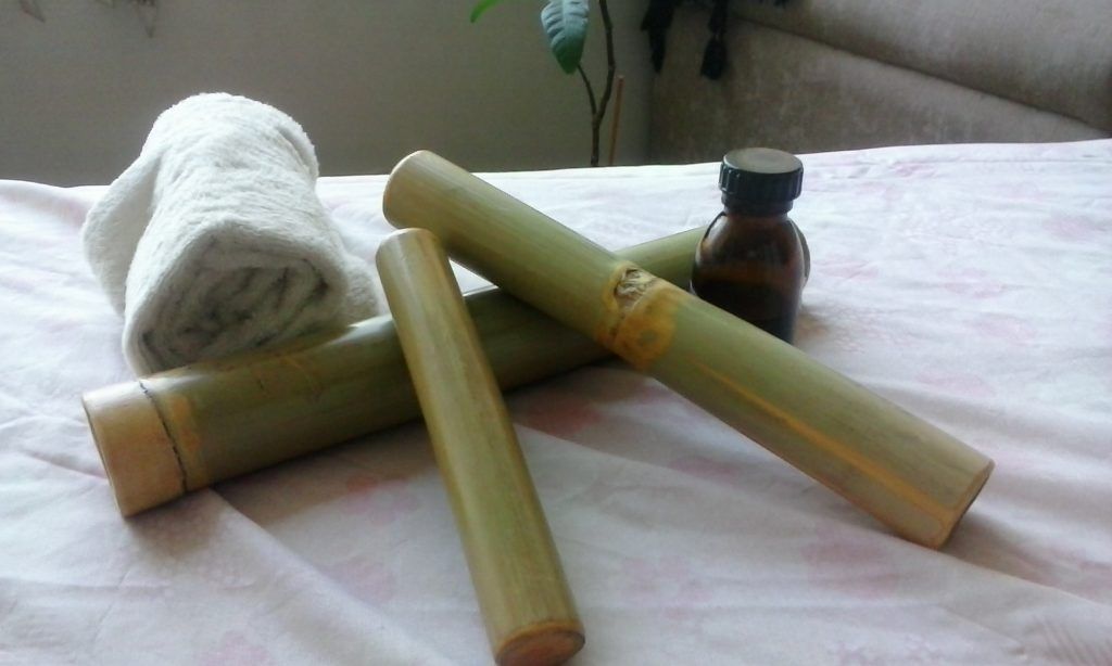 Varas de bambú para la realización de Masajes en el estudio de Titileku