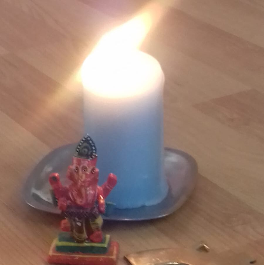 Fotografía de una vela encendida para realizar la meditación