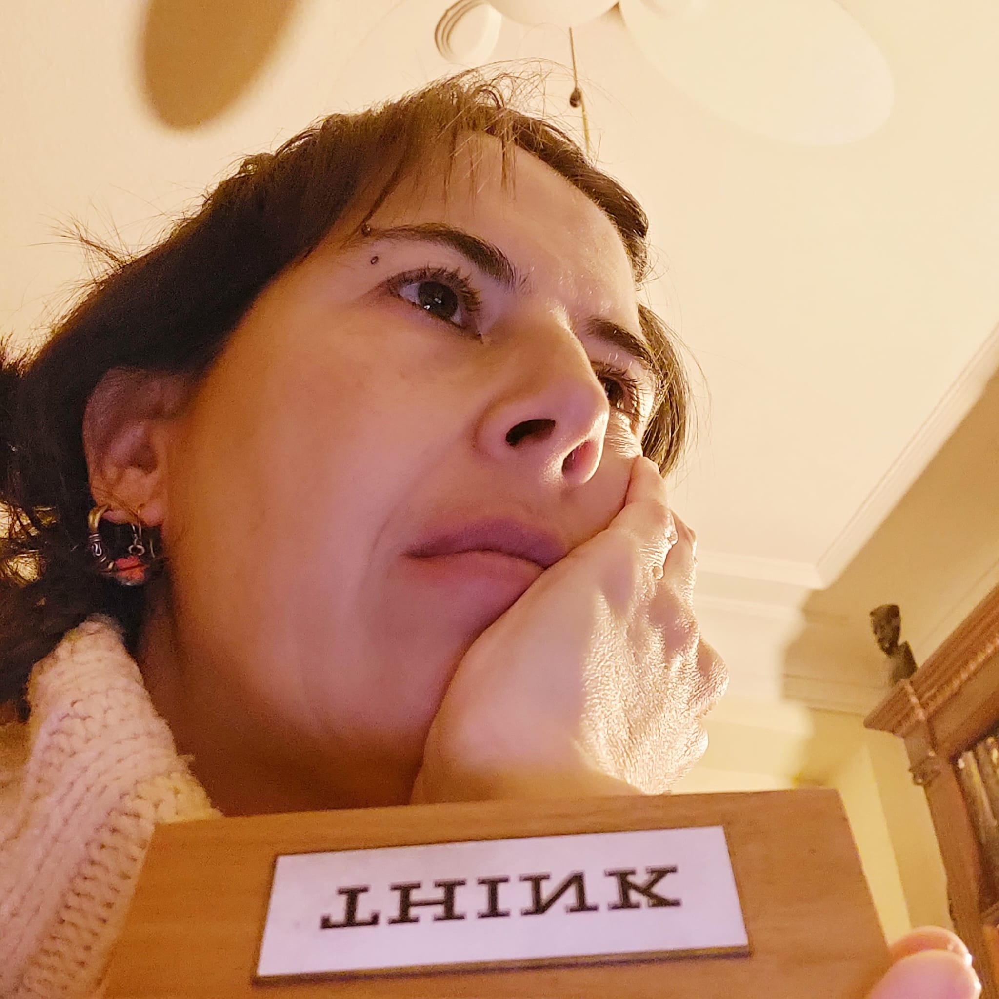 Cristina (dueña de Titileku) pensando con un cartel que dice "Think"
