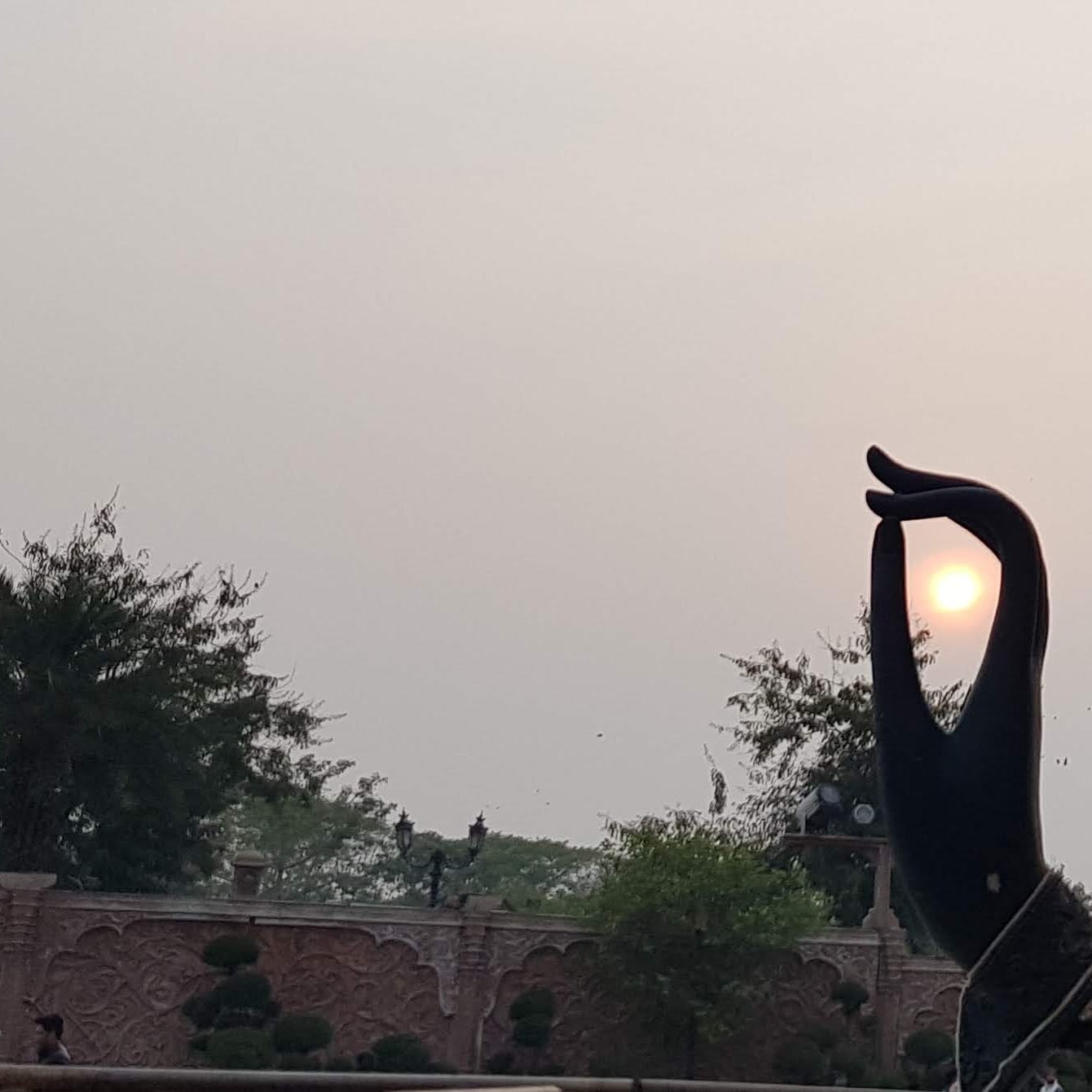 Mano en mudra con el sol al interior. El yoga es espiritual