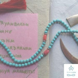 imagen con un mala de meditación, texto con mantra y logo de titileku