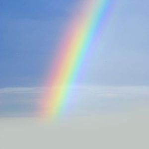 un arcoíris sobre un fondo azul