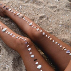 imagen de dos piernas en la plaza con hileras de conchas